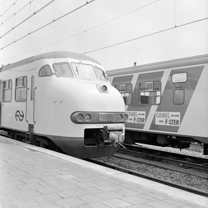 170710 Afbeelding van de introductie van de nieuwe, gele huisstijl van de electrische treinstellen mat. 1964 (plan V) ...